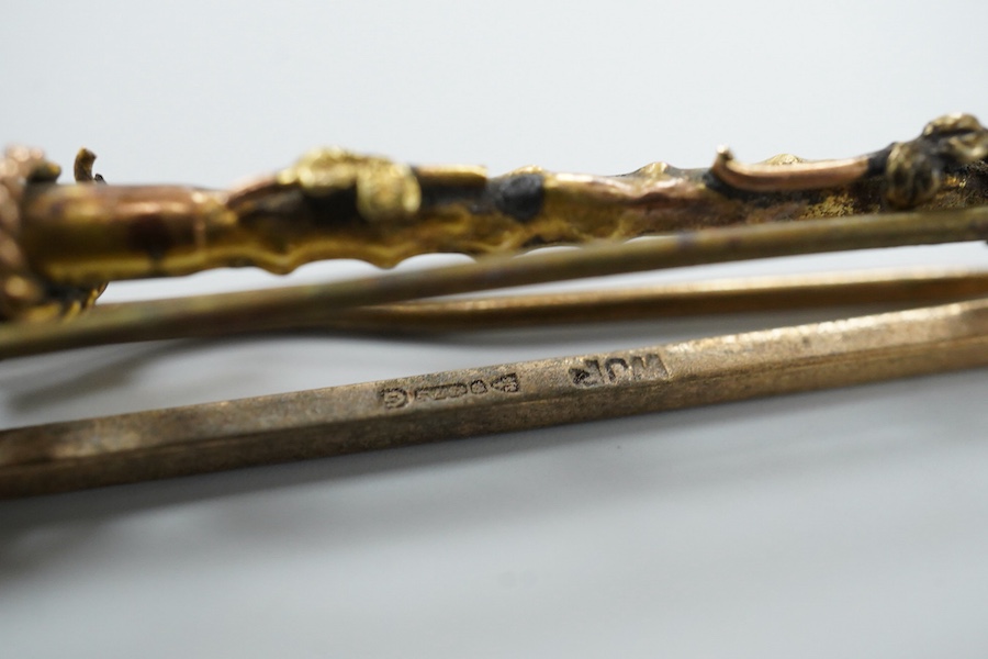 A group of gold jewellery, comprising: a 9ct gold bracelet of twisted curb linking, suspending a George V sovereign coin pendant dated 1912, bracelet with British hallmarks, gross weight approximately 16.5 grams; a 9ct g